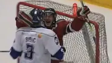 A primit un pumn în față după ce a celebrat victoria echipei sale cu un adversar (VIDEO)