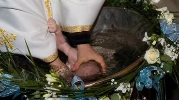 Botezul, taină sau înec? Preotul Vasile Gavrilă: Copilul nu trebuie scufundat cu capul în jos (VIDEO)