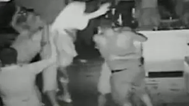 Bătaie într-o discotecă din Suceava: Un bărbat cu o sabie ninja, doborât cu scaunele de cinci tineri (VIDEO)