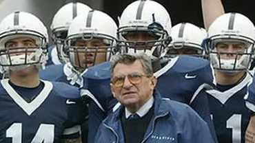 Celebrul antrenor de fotbal american, Joe Paterno, a demisionat în urma unui scandal de pedofilie