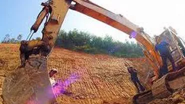 Justițiar cu orice preț: Un avocat din Târgoviște a turnat pământ cu un excavator peste o femeie