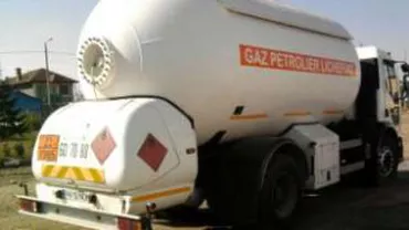 Pericol de explozie în Buzău: O cisternă GPL a fost cuprinsă de flăcări. Zona a fost izolată pe o rază de 500 de metri