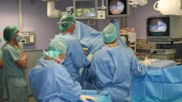 Medic ortoped român, obligat să plătească daune de jumătate de milion de euro unui pacient