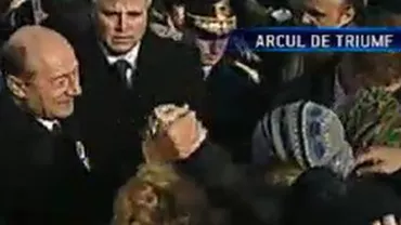 Traian Băsescu, baie de mulţime de Ziua Națională: E un moment aproape la fel de greu ca acum 93 de ani