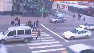 Accident şocant surprins de camere: Elevă din Iași, lovită pe trecerea de pietoni (VIDEO)