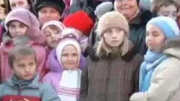 Sute de suceveni s-au călcat în picioare pentru a primi câte o ciocolată gratis de la Primărie (VIDEO)