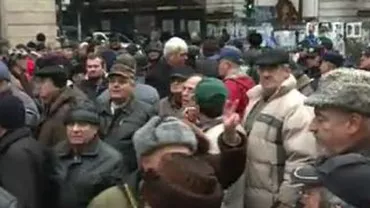 Protestul revoluționarilor: Turcescu este vinovat că indemnizația ne-au luat. Jurnalistul: Să mă omoare! (VIDEO)