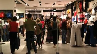 Românii cheltuiesc aproape 2 miliarde de euro pe an numai pe haine, o industrie în continuă creștere