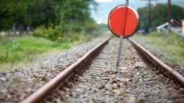 Circulația feroviară pe Valea Oltului, blocată de un tir: Doi șoferi sunt grav răniți