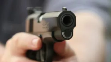 Jaf armat la Craiova: Un tânăr de 18 ani a spart un magazin și a amenințat-o pe vânzătoare cu un pistol