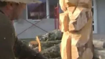 În prag de sărbători, un sculptor din Argeș cioplește cu drujba figurine cu motive specifice Crăciunului (VIDEO)