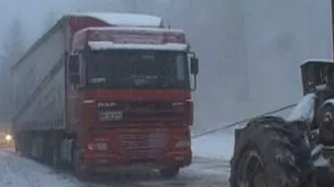 Trafic îngreunat pe DN1, în zona Piatra Craiului: Mai multe TIR-uri și utilaje de deszăpezire circulă cu dificultate din cauza ninsorii
