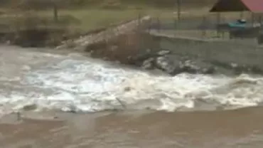 Locuitorii unui sat din Bihor riscă să rămână izolați: Podul din localitate stă să se prăbușească din cauza apelor