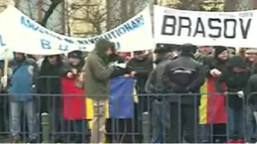 Zeci de revoluționari au protestat în fața Palatului Victoria față de tăierea indemnizațiilor