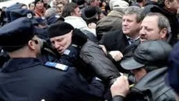 Revoluționarii protestestează în fața Palatului Victoria. Unii au devenit violenți