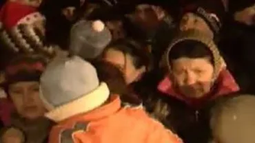 Sute de suceveni s-au călcat în picioare pentru a primi cadouri de la Moș Crăciun (VIDEO)
