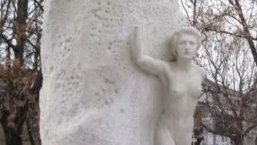 Cea mai veche statuie a lui Mihai Eminescu, vandalizată din nou: Muza poetului a rămas fără o mână!