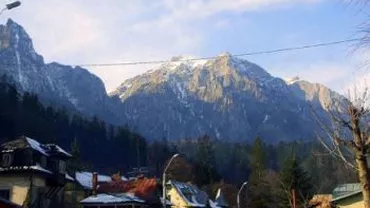 Sute de turiști sărbătoresc Crăciunul în mod tradițional, cu țuică și colinde, pe Valea Prahovei