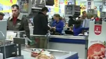 La cumpărături în seara de Crăciun: Sute de bucureșteni și-au refăcut proviziile de mâncare și băutură