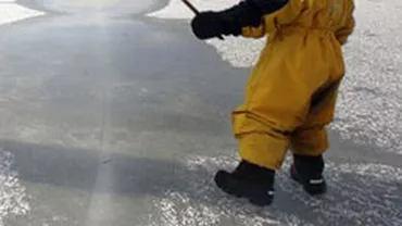 Iași: Doi copii de 9 și 11 ani au murit după ce au căzut într-un lac înghețat pe care se jucau