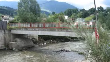 Suceava: Un bărbat a fost rănit, după ce a intrat cu mașina într-un cap de pod