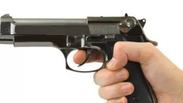 Argeș: Un polițist a împușcat un tânăr în plină stradă, apoi s-a sinucis