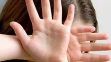 O fetiță de 11 ani a fost bătută de paznicii unui supermarket din Bârlad