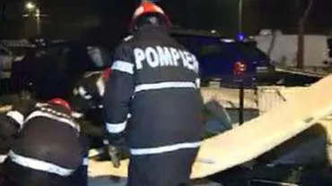 Furtună puternică în Capitală: Mai mulți copaci căzuți au avariat câteva mașini. Vântul a luat pe sus acoperișul unei parcări