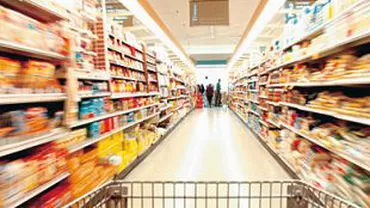 Incredibil: A filmat șoareci în timp ce umblă pe rafturile unui supermarket din București! (VIDEO)