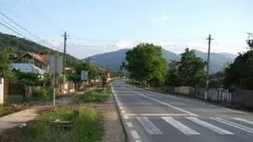 Traficul pe DN1A este restricţionat după ce un tir a acroşat şi a rupt mai multe cabluri de înaltă tensiune