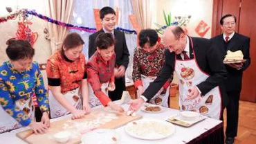 Traian Băsescu, cu șort de bucătărie la ceremonia organizată de Ambasada Chinei, cu ocazia noului an chinezesc