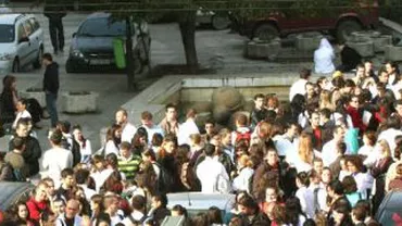 Aproximativ 300 de persoane protestează în Piața Unirii din Cluj-Napoca