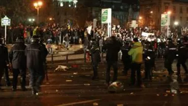 A patra zi de proteste în București: O mașină a fost incendiată în zona hotelului Capitol. Zeci de persoane au fost reținute