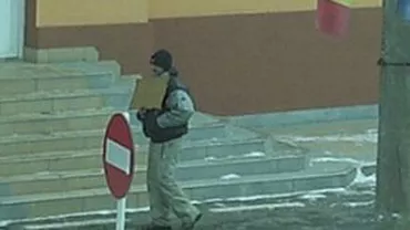 Nicoale Prața, singura persoană care a protestat în fața primăriei din Baia de Arieș (VIDEO)