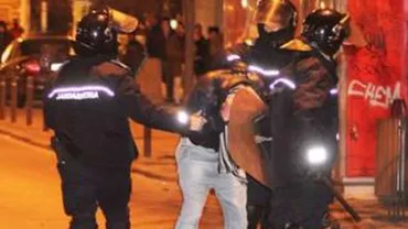 Un bărbat a fost reținut în Piața Universității după ce a fișat un banner pe care scria „Legalizați marijuana!”