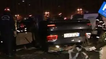 București: Două persoane au ajuns la spital după ce mașina în care se aflau s-a izbit de două autoturisme parcate și s-a răsturnat