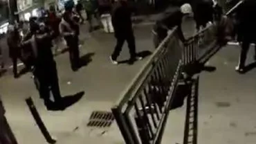 Protestul văzut de pe bicicletă: Un jurnalist a surprins un grup de manifestanți vandalizând centrul Capitalei (VIDEO)