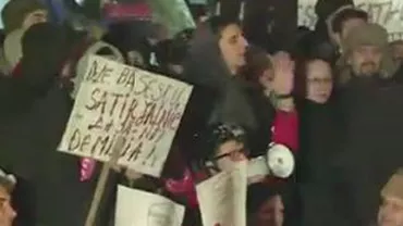 Manifestații pașnice în cea de-a noua zi de proteste. Mai mulți membri ai mișcării Noua Dreaptă, alungați de protestatari din Piața Universității