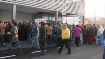 Înghesuială la promoții pentru tigăi și aspiratoare, la inaugurarea unui hipermarket din Craiova (VIDEO)