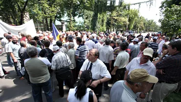 Revoluționarii au semnat un protocol cu PDL: Renunță la proteste dacă își primesc înapoi indemnizațiile