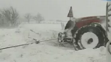 Jandarmii şi voluntarii încearcă să deblocheze drumul E85. Vezi cum arată după ninsori şi viscol (VIDEO)