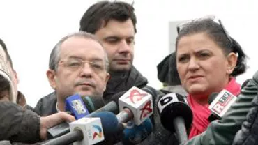 Emil Boc: Scoatem alimente de la rezervele de stat pentru ajutorul celor blocați în trafic. Anca Boagiu: Problema majoră sunt tirurile deraiate
