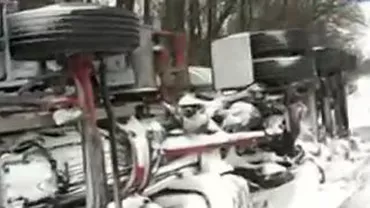 O cisternă cu numere de Bulgaria s-a răsturnat la ieșirea din comuna Jilava