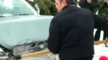 Emil Boc, cu lopata în mână: Premierul i-a ajutat pe militari la deszăpezirea autostrăzii București-Pitești (VIDEO)