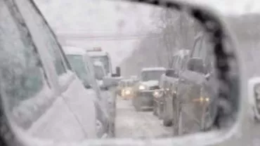 Peste 270 de persoane sunt blocate în maşini, după ce au refuzat să îşi părăsească autovehiculele înzăpezite