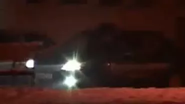 Driftinguri pe gheață cu vehiculul Poliției: Vezi cum s-a distrat un polițist cu mașina de serviciu (VIDEO)