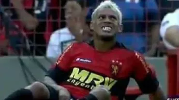 Fotbal cu peripeții în Brazilia: Un jucător a rămas fără un dinte și a oferit 1.000 de euro recompensă celui care îl găsește în iarbă