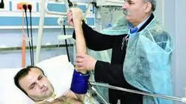 Starea de sănătate a poliţistului lovit cu o sticlă în cap este stabilă. Medicii: Unii au stat în comă 5 ani şi au supravieţuit