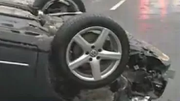 Poleiul creează din nou probleme: O mașină s-a răsturnat pe DN1, în dreptul Fântânii Miorița din Capitală