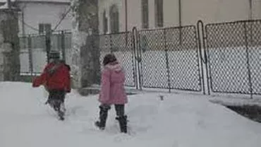 Programul școlilor este afectat de frigul de afară: Peste 2.000 de unități de învățământ vor fi închise